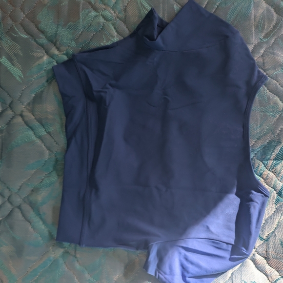 Halara workout top - Picture 2 of 2